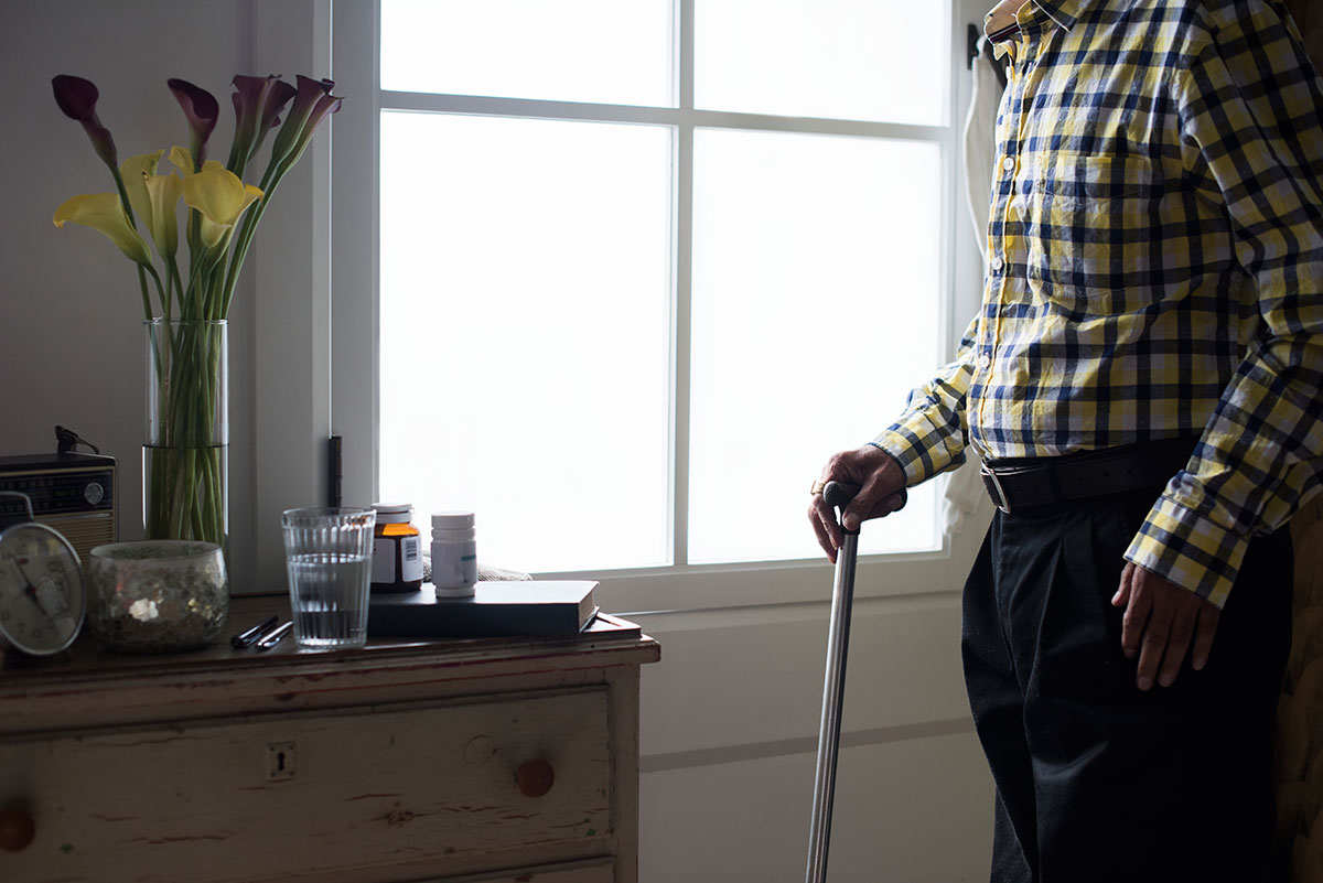 assistenza anziano disabile con bastone