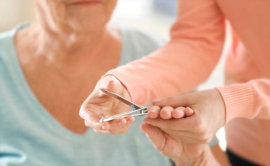 Servizio di manicure e pedicure a domicilio per anziani. Estetista e callista professionale a Torino per assistenza a casa
